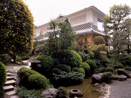 賓館內有京都市内最大的大浴场。照片是浴場的庭园外观