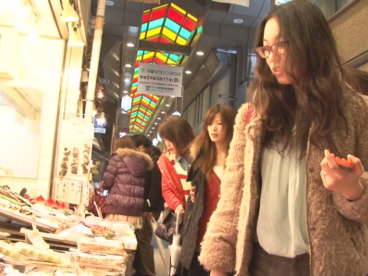 In nearby Nishiki-ichiba Market