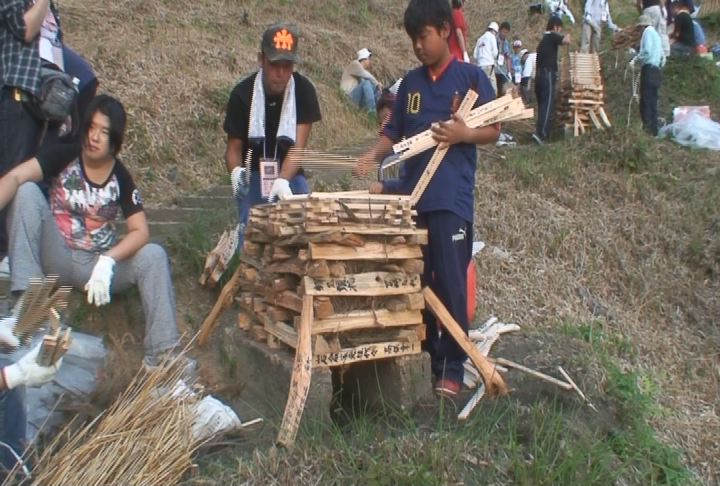 火床で薪を組む